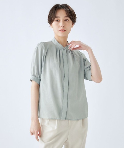 SUIT SELECT（スーツセレクト）の「【吸水速乾・ストレッチ素材】ほんのりシアーな半袖バンドカラーブラウス（シャツ/ブラウス・レディース・ダークネイビー/ブラウン系その他/ホワイト/ライトグレー/カーキ/ベージュ・M/L）」の7枚目の写真