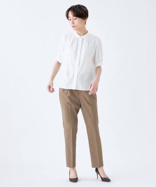 SUIT SELECT（スーツセレクト）の「【吸水速乾・ストレッチ素材】ほんのりシアーな半袖バンドカラーブラウス（シャツ/ブラウス・レディース・ダークネイビー/ブラウン系その他/ホワイト/ライトグレー/カーキ/ベージュ・M/L）」の9枚目の写真