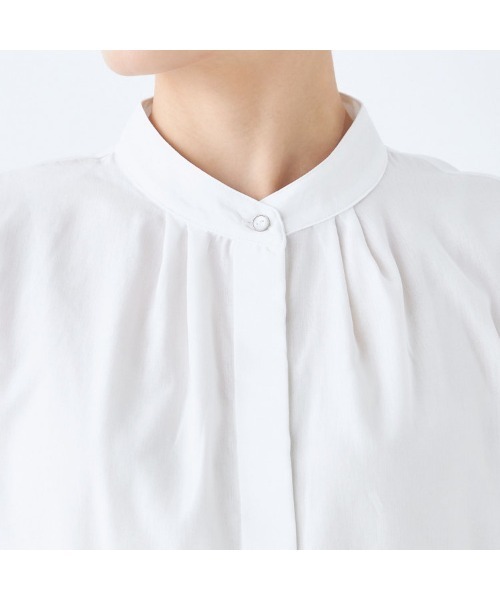 SUIT SELECT（スーツセレクト）の「【吸水速乾・ストレッチ素材】ほんのりシアーな半袖バンドカラーブラウス（シャツ/ブラウス・レディース・ダークネイビー/ブラウン系その他/ホワイト/ライトグレー/カーキ/ベージュ・M/L）」の10枚目の写真