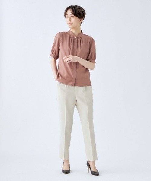 SUIT SELECT（スーツセレクト）の「【吸水速乾・ストレッチ素材】ほんのりシアーな半袖バンドカラーブラウス（シャツ/ブラウス・レディース・ダークネイビー/ブラウン系その他/ホワイト/ライトグレー/カーキ/ベージュ・M/L）」の14枚目の写真