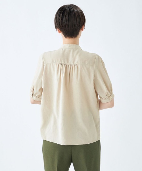 SUIT SELECT（スーツセレクト）の「【吸水速乾・ストレッチ素材】ほんのりシアーな半袖バンドカラーブラウス（シャツ/ブラウス・レディース・ダークネイビー/ブラウン系その他/ホワイト/ライトグレー/カーキ/ベージュ・M/L）」の18枚目の写真