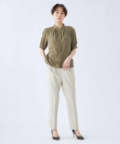 SUIT SELECT（スーツセレクト）の「【吸水速乾・ストレッチ素材】ほんのりシアーな半袖バンドカラーブラウス（シャツ/ブラウス・レディース・ダークネイビー/ブラウン系その他/ホワイト/ライトグレー/カーキ/ベージュ・M/L）」の21枚目の写真