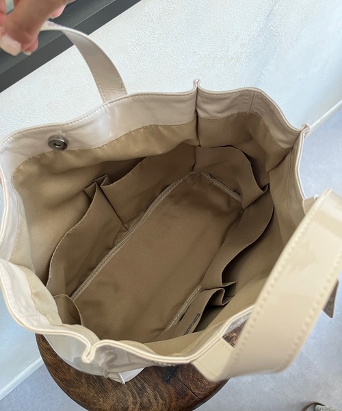 DouDou（ドゥドゥ）の「【WEB限定】 ソフトエナメルショッパーバッグ（ハンドバッグ・レディース・ベージュ系その他/アイボリー/ベージュ/ブラック/バイオレット/ライトグレー系/ダークグレー/ネイビー/スカイブルー・FREE）」の15枚目の写真