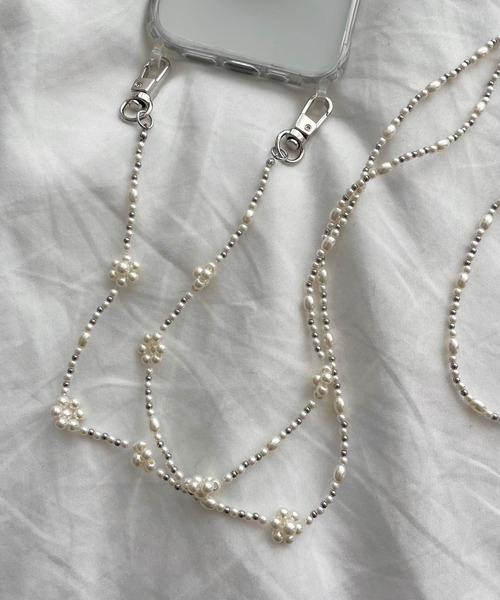 Me%（ミィパーセント）の「パールフラワーモバイルストラップ  972616（スマホグッズ・レディース・オフホワイト/ピンクゴールド・FREE）」の2枚目の写真