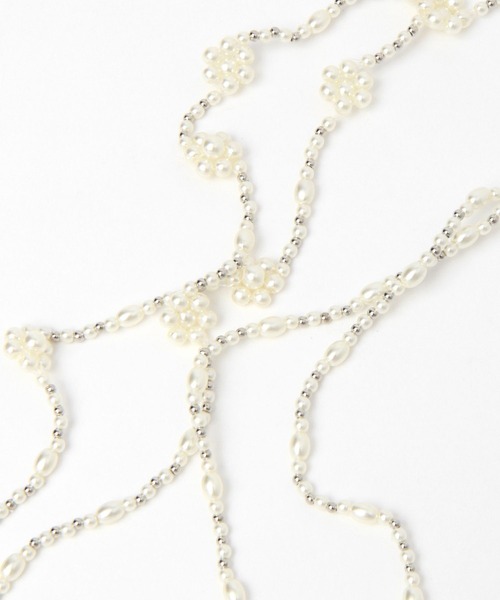 Me%（ミィパーセント）の「パールフラワーモバイルストラップ  972616（スマホグッズ・レディース・オフホワイト/ピンクゴールド・FREE）」の5枚目の写真