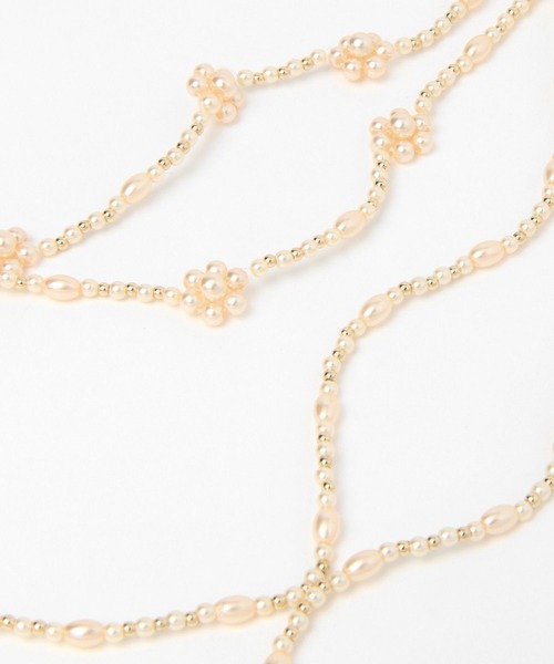 Me%（ミィパーセント）の「パールフラワーモバイルストラップ  972616（スマホグッズ・レディース・オフホワイト/ピンクゴールド・FREE）」の4枚目の写真