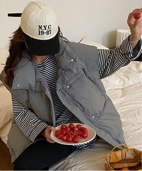 Chaco closet（チャコ クローゼット）の「ドロップショルダーオーバーエコダウンベスト（ダウンベスト・レディース・ブラック/アイボリー/ダークグレー/ライトグレー・FREE）」の4枚目の写真