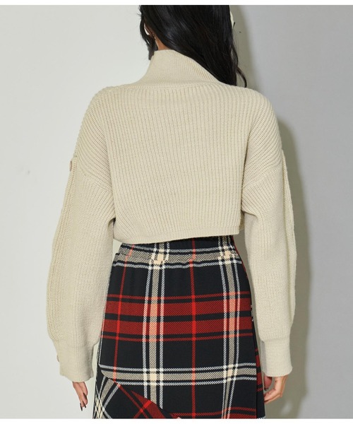 LATINA（ラティーナ）の「袖ボタン クロップド ニット セーター ハイネック スタンドカラー（ニット/セーター・レディース・ブラック/グリーン/ベージュ・FREE）」の7枚目の写真