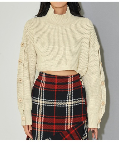 LATINA（ラティーナ）の「袖ボタン クロップド ニット セーター ハイネック スタンドカラー（ニット/セーター・レディース・ブラック/グリーン/ベージュ・FREE）」の4枚目の写真