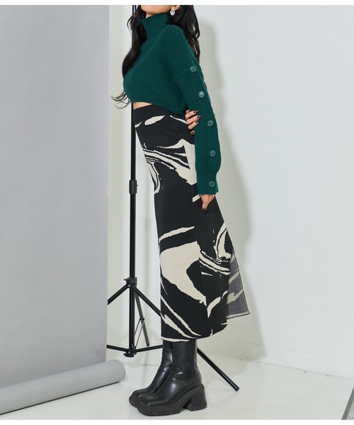 LATINA（ラティーナ）の「袖ボタン クロップド ニット セーター ハイネック スタンドカラー（ニット/セーター・レディース・ブラック/グリーン/ベージュ・FREE）」の16枚目の写真