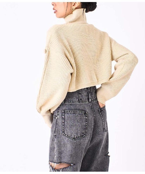 LATINA（ラティーナ）の「袖ボタン クロップド ニット セーター ハイネック スタンドカラー（ニット/セーター・レディース・ブラック/グリーン/ベージュ・FREE）」の22枚目の写真