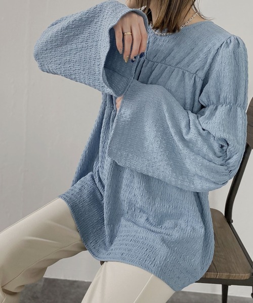 NAUL(ナウル)の「シャーリングブラウス / ペプラム フレア プルオーバー ティアード 楊柳 ふくれジャガード チュニック(シャツ/ブラウス・レディース・ブラック/ブルー・FREE)」の5枚目の写真