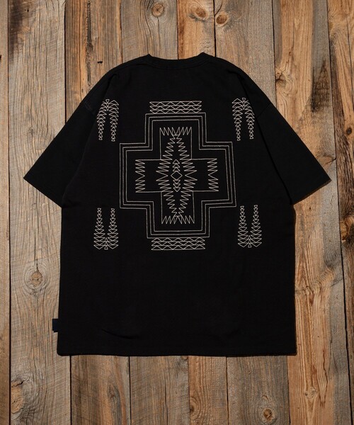 PENDLETON（ペンドルトン）の「PENDLETON/ペンドルトン 別注 バック刺繍 クルーネックTシャツ（Tシャツ/カットソー・メンズ・マスタード/オフホワイト/ブラック/オリーブ・MEDIUM/LARGE）」の14枚目の写真