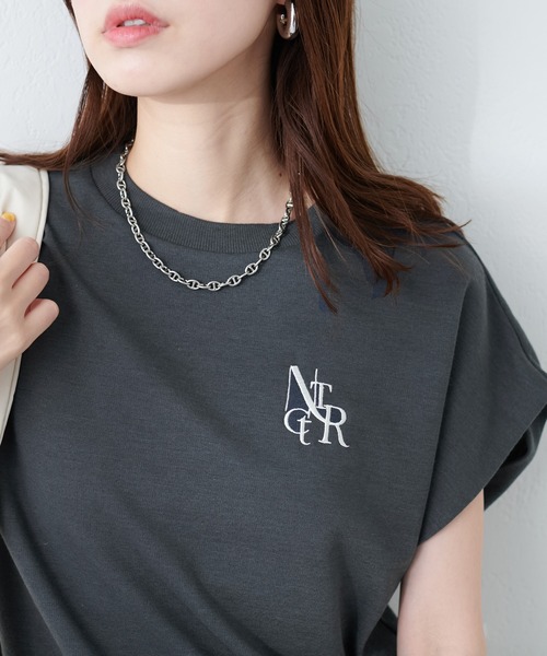 natural couture（ナチュラルクチュール）の「【WEB限定】ポンチ刺繍ロゴ入りフレンチスリーブ（Tシャツ/カットソー・レディース・ミント/アイボリー/ピンク/スミクロ/グレイッシュベージュ・FREE）」の2枚目の写真