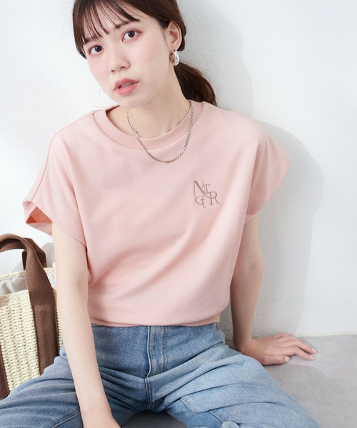 natural couture（ナチュラルクチュール）の「【WEB限定】ポンチ刺繍ロゴ入りフレンチスリーブ（Tシャツ/カットソー・レディース・ミント/アイボリー/ピンク/スミクロ/グレイッシュベージュ・FREE）」の5枚目の写真