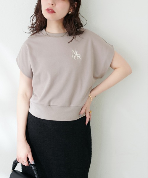 natural couture（ナチュラルクチュール）の「【WEB限定】ポンチ刺繍ロゴ入りフレンチスリーブ（Tシャツ/カットソー・レディース・ミント/アイボリー/ピンク/スミクロ/グレイッシュベージュ・FREE）」の3枚目の写真