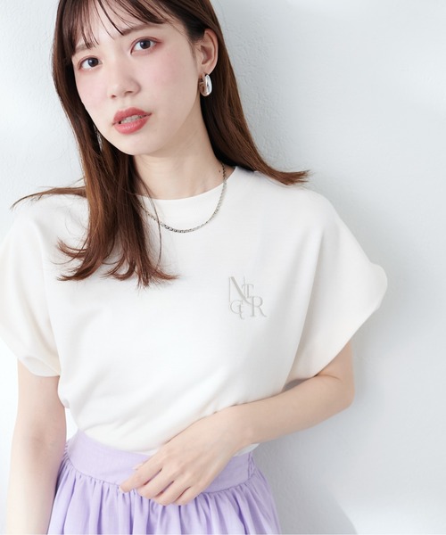 natural couture（ナチュラルクチュール）の「【WEB限定】ポンチ刺繍ロゴ入りフレンチスリーブ（Tシャツ/カットソー・レディース・ミント/アイボリー/ピンク/スミクロ/グレイッシュベージュ・FREE）」の6枚目の写真