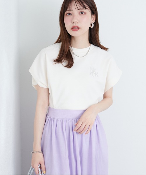 natural couture（ナチュラルクチュール）の「【WEB限定】ポンチ刺繍ロゴ入りフレンチスリーブ（Tシャツ/カットソー・レディース・ミント/アイボリー/ピンク/スミクロ/グレイッシュベージュ・FREE）」の8枚目の写真