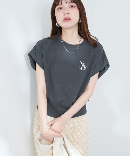 natural couture（ナチュラルクチュール）の「【WEB限定】ポンチ刺繍ロゴ入りフレンチスリーブ（Tシャツ/カットソー・レディース・ミント/アイボリー/ピンク/スミクロ/グレイッシュベージュ・FREE）」の13枚目の写真