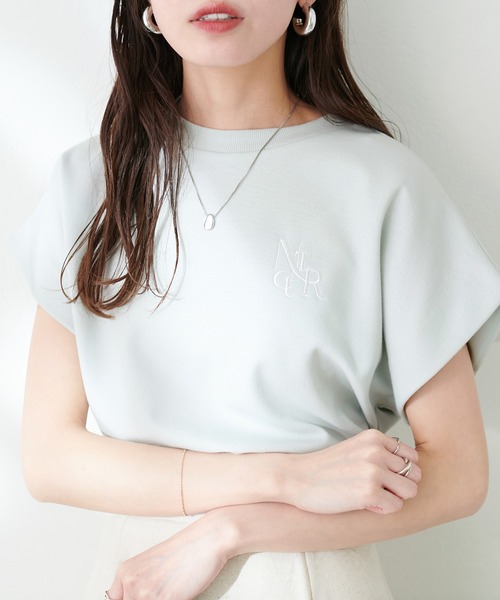 natural couture（ナチュラルクチュール）の「【WEB限定】ポンチ刺繍ロゴ入りフレンチスリーブ（Tシャツ/カットソー・レディース・ミント/アイボリー/ピンク/スミクロ/グレイッシュベージュ・FREE）」の21枚目の写真