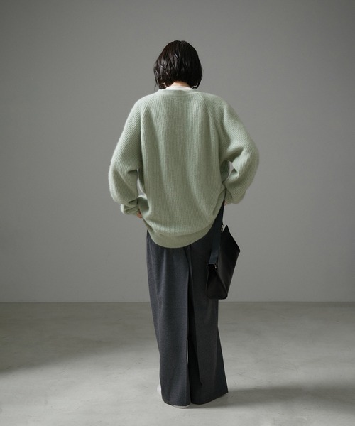 SALON adam et rope'（サロン アダム エ ロペ）の「フォックスウール片畦Vネックニットカーディガン（カーディガン/ボレロ・レディース・チャコールグレー/ホワイト系その他5/グリーン系その他・FREE）」の21枚目の写真