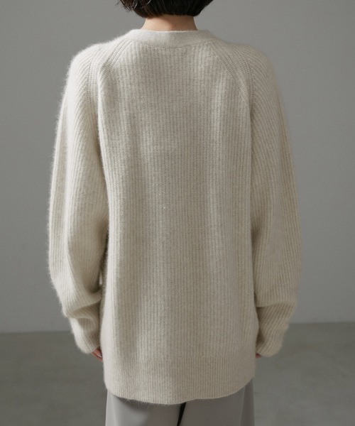 SALON adam et rope'（サロン アダム エ ロペ）の「フォックスウール片畦Vネックニットカーディガン（カーディガン/ボレロ・レディース・チャコールグレー/ホワイト系その他5/グリーン系その他・FREE）」の4枚目の写真