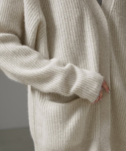 SALON adam et rope'（サロン アダム エ ロペ）の「フォックスウール片畦Vネックニットカーディガン（カーディガン/ボレロ・レディース・チャコールグレー/ホワイト系その他5/グリーン系その他・FREE）」の7枚目の写真