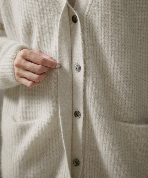 SALON adam et rope'（サロン アダム エ ロペ）の「フォックスウール片畦Vネックニットカーディガン（カーディガン/ボレロ・レディース・チャコールグレー/ホワイト系その他5/グリーン系その他・FREE）」の9枚目の写真