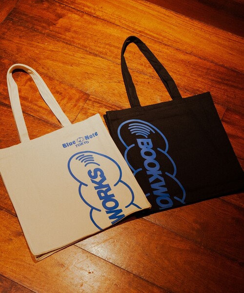 BEAMS T（ビームスティー）の「Blue Note Tokyo × BOOKWORKS  / 別注 LOGO TOTE（トートバッグ・メンズ・ナチュラル/ブラック・ONE SIZE）」の2枚目の写真
