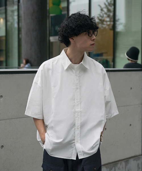 Be.Nection(ビネクション)の「LOOSE FIT HALF SLEEVE SHIRT / ルーズフィットレギュラーカラー半袖シャツ(シャツ/ブラウス・メンズ・オフホワイト/ブルー/ベージュ/ネイビー・MEDIUM/LARGE)」の2枚目の写真