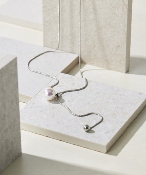 ear PAPILLONNER（イアパピヨネ）の「《金属アレルギー対応/ステンレス》パール付スライドネックレス（ネックレス・レディース・ゴールド/シルバー・FREE）」の3枚目の写真