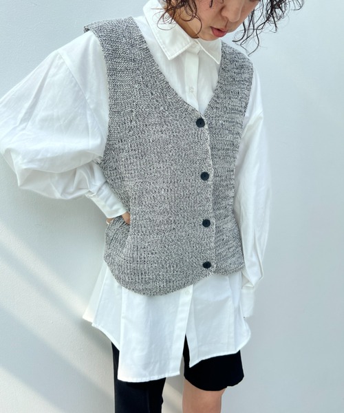 y/m（イム）の「メランジニットジレ（ベスト・レディース・ブラック/モカ/オフホワイト・FREE）」の2枚目の写真