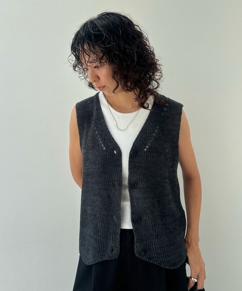 y/m（イム）の「メランジニットジレ（ベスト・レディース・ブラック/モカ/オフホワイト・FREE）」の17枚目の写真