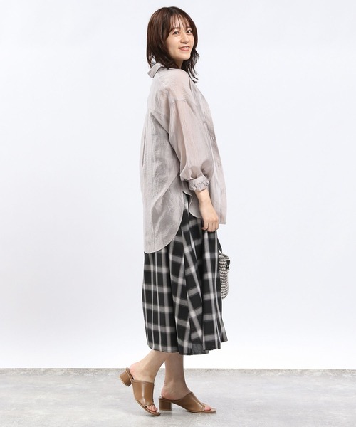 GLOBAL WORK Smile Seed Store（グローバルワーク スマイルシードストア）の「シアーシャツ長袖/112069（シャツ/ブラウス・レディース・グレイッシュベージュ/チャコール・SMALL/X-LARGE/LARGE/MEDIUM）」の4枚目の写真