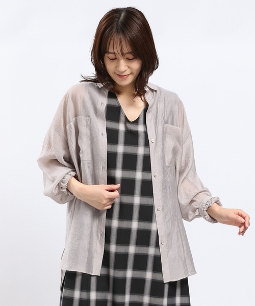 GLOBAL WORK Smile Seed Store（グローバルワーク スマイルシードストア）の「シアーシャツ長袖/112069（シャツ/ブラウス・レディース・グレイッシュベージュ/チャコール・SMALL/X-LARGE/LARGE/MEDIUM）」の6枚目の写真
