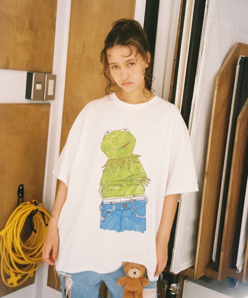 Little sunny bite(リトルサニーバイト)の「LittleSunnyBite/リトルサニーバイト/the frog big tee(Tシャツ/カットソー・レディース・ホワイト/ブラック・M/S)」の2枚目の写真