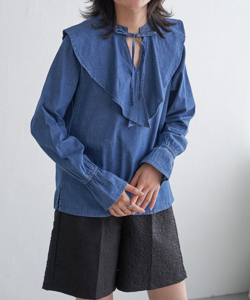VENCEEXCHANGE（ヴァンスエクスチェンジ）の「デニムラッフルカラーシャツ（シャツ/ブラウス・レディース・ダークネイビー/ブルー/ブルー系・FREE）」の6枚目の写真