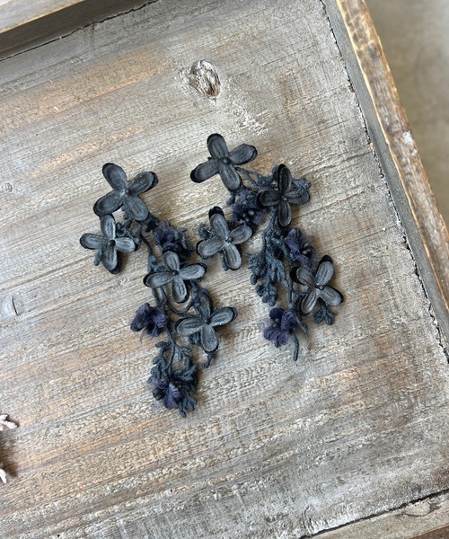 m.soeur(エムスール)の「ライラックのピアス(ピアス(両耳用)・レディース・グレー/ブラック・FREE)」の1枚目の写真