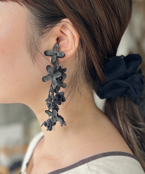 m.soeur(エムスール)の「ライラックのピアス(ピアス(両耳用)・レディース・グレー/ブラック・FREE)」の4枚目の写真