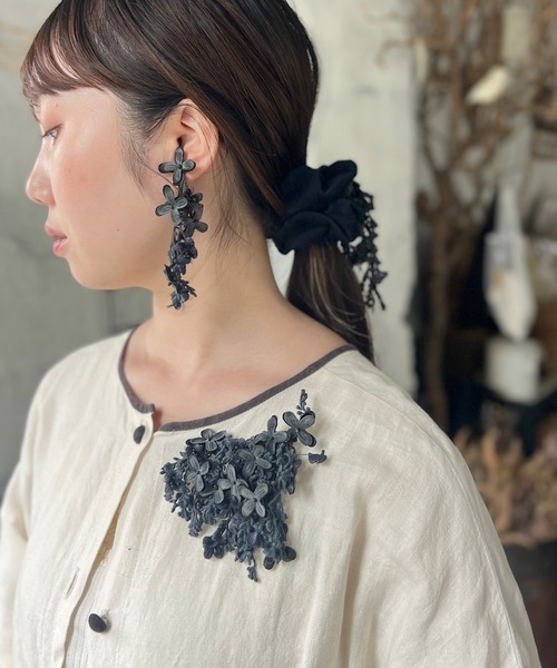 m.soeur(エムスール)の「ライラックのピアス(ピアス(両耳用)・レディース・グレー/ブラック・FREE)」の6枚目の写真