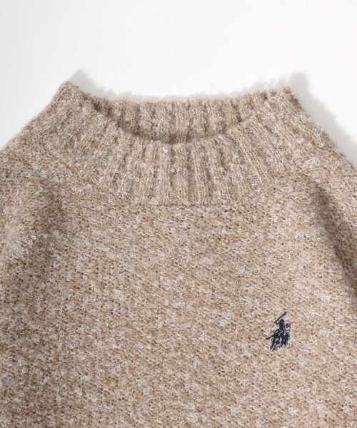 U.S. POLO ASSN.（ユーエスポロアッスン）の「U.S. POLO ASSN.（ユーエスポロアッスン）ワンポイントロゴ刺繍 ブークレニット モックネックプルオーバーセーター レディース（ニット/セーター・レディース・ピンク/サックスブルー/ベージュ/カーキ・M/L）」の13枚目の写真