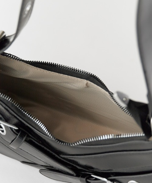 ROOPTOKYO（ループトウキョウ）の「Cross Belt Design Shoulder Bag / フェイクレザー クロスベルトデザインショルダーバッグ（ショルダーバッグ・レディース・レッド/ブラウン/ホワイト/ブラック/ダークブラウン・FREE）」の12枚目の写真