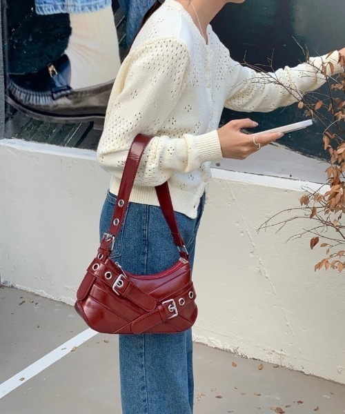 ROOPTOKYO（ループトウキョウ）の「Cross Belt Design Shoulder Bag / フェイクレザー クロスベルトデザインショルダーバッグ（ショルダーバッグ・レディース・レッド/ブラウン/ホワイト/ブラック/ダークブラウン・FREE）」の20枚目の写真