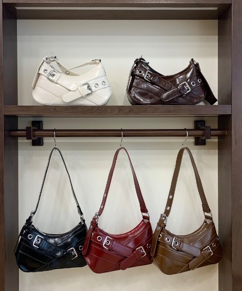 ROOPTOKYO（ループトウキョウ）の「Cross Belt Design Shoulder Bag / フェイクレザー クロスベルトデザインショルダーバッグ（ショルダーバッグ・レディース・レッド/ブラウン/ホワイト/ブラック/ダークブラウン・FREE）」の9枚目の写真