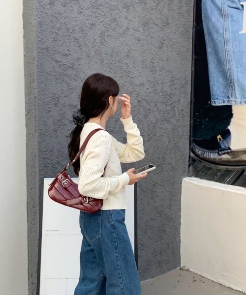 ROOPTOKYO（ループトウキョウ）の「Cross Belt Design Shoulder Bag / フェイクレザー クロスベルトデザインショルダーバッグ（ショルダーバッグ・レディース・レッド/ブラウン/ホワイト/ブラック/ダークブラウン・FREE）」の21枚目の写真