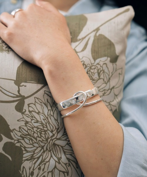 Nothing And Others(ナッシングアンドアザーズ)の「「Nothing And Others/ナッシングアンドアザーズ」Parallel line Bangle(バングル/リストバンド・レディース・シルバー・FREE)」の1枚目の写真