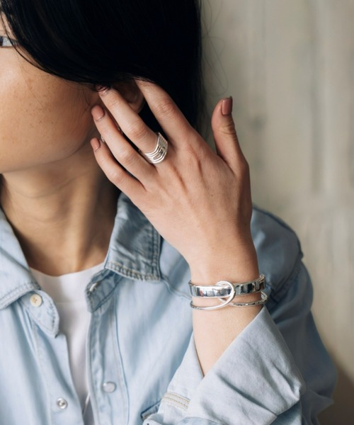 Nothing And Others(ナッシングアンドアザーズ)の「「Nothing And Others/ナッシングアンドアザーズ」Parallel line Bangle(バングル/リストバンド・レディース・シルバー・FREE)」の9枚目の写真