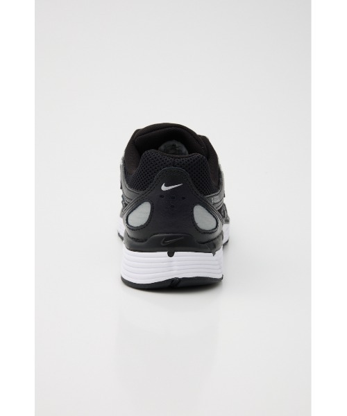 NIKE(ナイキ)の「P-6000(スニーカー・レディース・ホワイト/ブラック・24.5cm/24cm/25cm)」の4枚目の写真