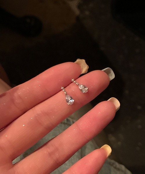 yu-ka(ユーカ)の「YU-KA:ティアドロップビジューピアス tear drop bijou pierce(ピアス(両耳用)・レディース・シルバー・FREE)」の1枚目の写真