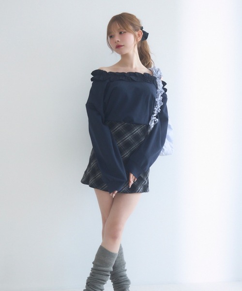 TITTY&CO.（ティティーアンドコー）の「オフショルフリルスウェットトップス（スウェット・レディース・ネイビー・FREE）」の9枚目の写真